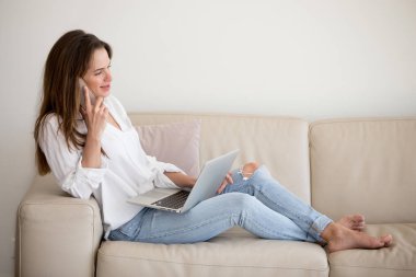 Evden çalışan başarılı işkadını çoklu görev