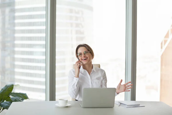 Mujer de negocios sonriente felizmente hablando por teléfono con un amigo — Foto de Stock