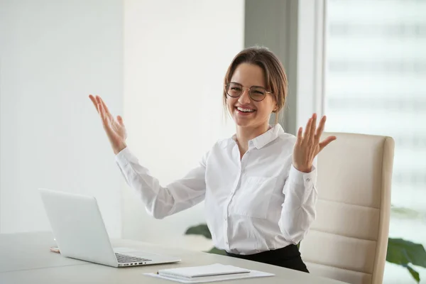 Emocionado mujer de negocios sonriendo a la cámara feliz con succ negocios — Foto de Stock