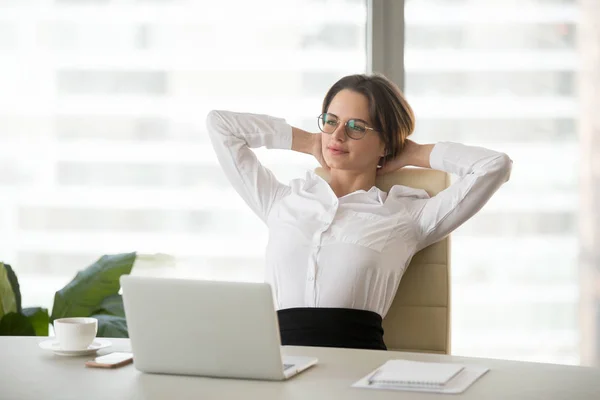 Calma jefe femenino relajarse en silla soñando con el éxito —  Fotos de Stock