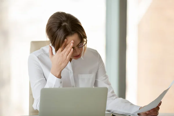 失意的女雇主对公司业务感到失望。 — 图库照片