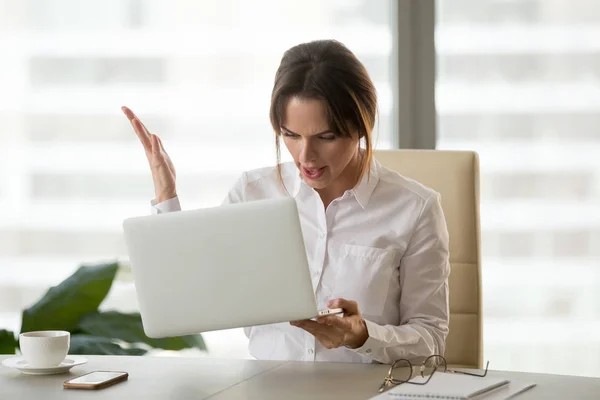 Mujer de negocios enojado tener problemas con el ordenador portátil — Foto de Stock