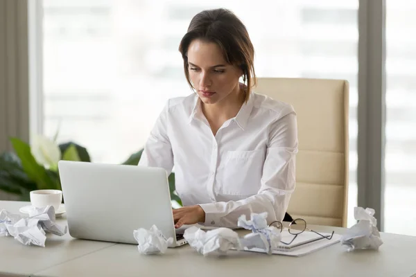 Upset businesswoman feel unmotivated trying to finish report — Stock Photo, Image