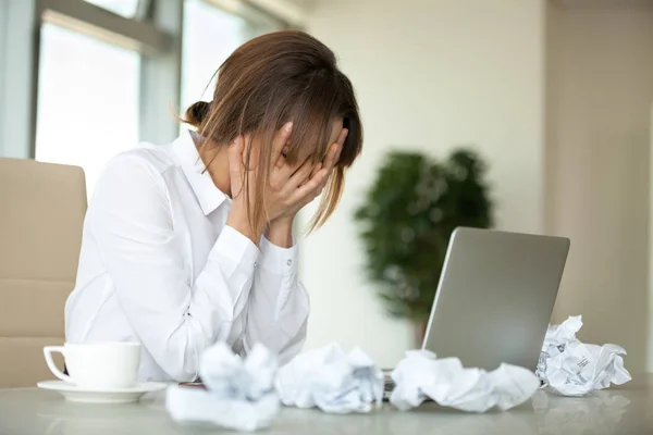 Стрессовая деловая женщина чувствует себя немотивированной, чтобы написать бизнес-отчет — стоковое фото