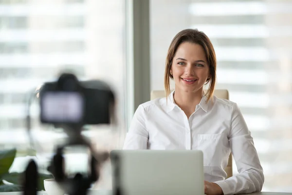 Segura mujer de negocios grabación de vídeo curso en cámara —  Fotos de Stock