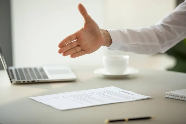 Close up van gestrekte hand en contract papier aan balie — Stockfoto