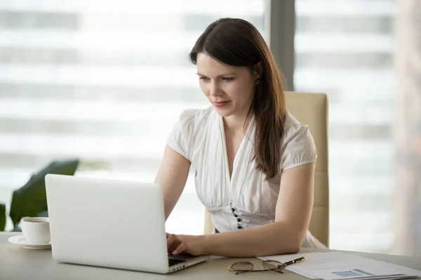 Kobieta interesu zajęty pracą na laptopie w biurze — Zdjęcie stockowe