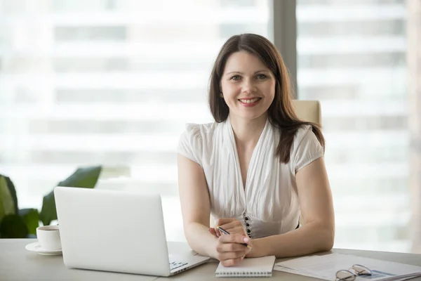 Portrait of smiling confident businesswoman posing for photoshoo — Stock Photo, Image