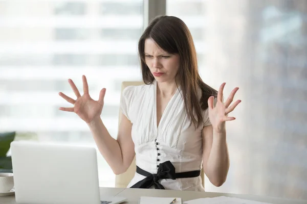 Gekke vrouwelijke werknemer software problemen met laptop — Stockfoto