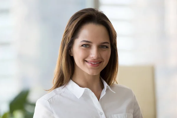 Porträtt av leende framgångsrik affärskvinna poserar på bild — Stockfoto