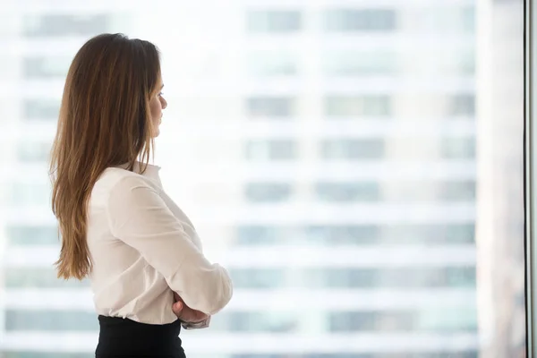 Thoughtful businesswoman looking far away thinking of success — Stock Photo, Image