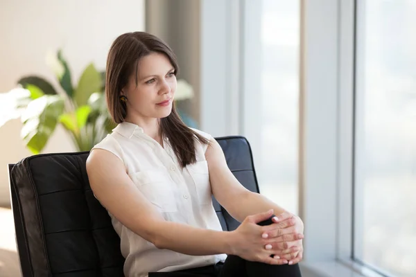 Розслаблена бізнес-леді сидить у кріслі мріє про нову роботу — стокове фото