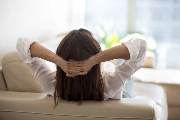 Vrouwelijke ontspannen in huis liggen op de gezellige sofa — Stockfoto