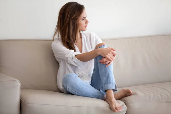 Triste milenial mujer sintiéndose sola pensando en la relación — Foto de Stock