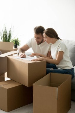 Ciddi çift iç d göz önünde bulundurarak ev planı tartışıyor