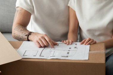 Karton kutular üzerinde ev planı ev remodeling karı koca düz yenileme üzerinde fikir paylaşımı daire iç tasarım, planlama dikkate alınarak tartışırken yeri değiştirilen çiftin yakın çekim