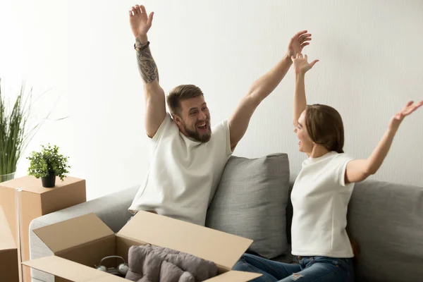 Glückliches Millennial-Paar feiert gemeinsamen Einzug — Stockfoto