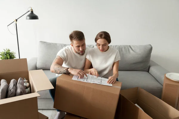 Besonnene Ehepartner diskutieren Wohnungsrenovierung oder Innenarchitektur — Stockfoto
