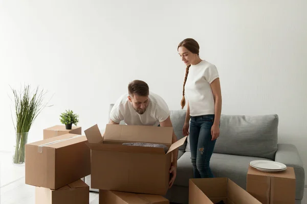 Mladí manželé, přenášení krabic na stěhování do nového bytu — Stock fotografie
