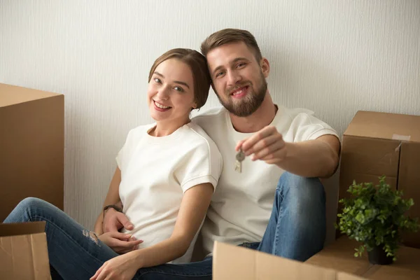 Retrato de pareja sosteniendo llaves emocionados por mudarse juntos — Foto de Stock