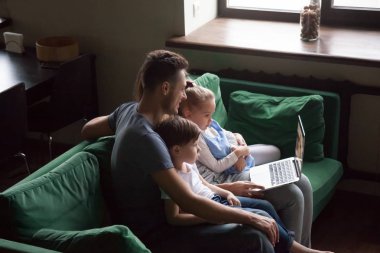 Tarassut video üstünde laptop kanepede birlikte çocuklu aile
