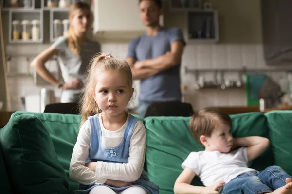 Gyerek lány ideges, megsértődött, vagy unatkozott, figyelmen kívül hagyva a szüleit és testvérét — Stock Fotó