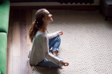 Gülümseyen kadın eğleniyor yoga egzersizleri evde öğrenme