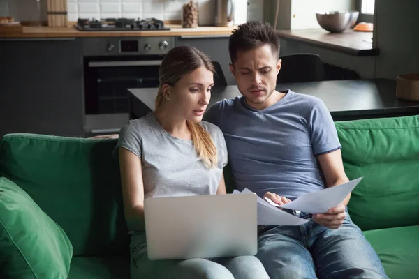 Pareja preocupada leer documentos o calcular alta doméstica bi — Foto de Stock