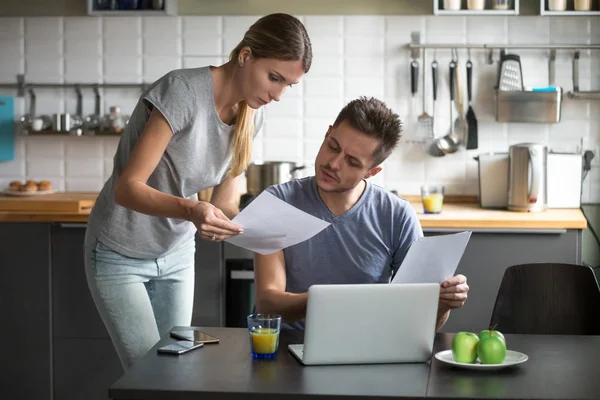 Pareja joven seria preocupada discutiendo facturas de servicios públicos en el kit — Foto de Stock