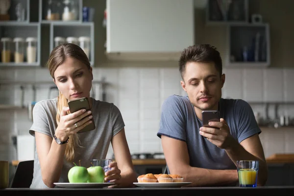 Tusenåriga par besatt av smartphones ignorerar varandra — Stockfoto