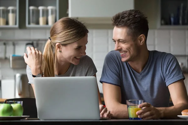 Jonge gelukkige paar praten en lachen met ontbijt met la — Stockfoto