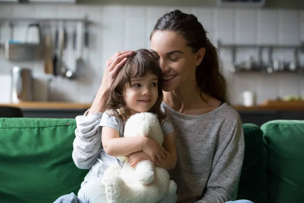 Feliz madre soltera abrazando linda hija mostrando cuidado y suppo — Foto de Stock