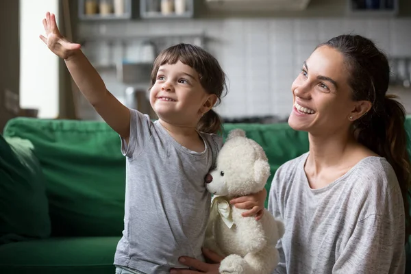 Enfant et mère célibataire attendent avec impatience un bon concept d'avenir — Photo