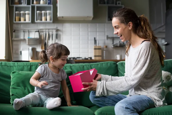 Leende mamma ger glada barn öppna presentbox med nuvarande — Stockfoto