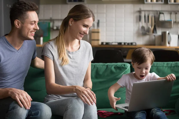 Hijo sorprendido recibir nueva computadora portátil como regalo de cumpleaños de los padres — Foto de Stock