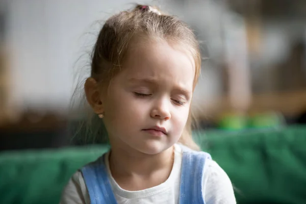 Изображение расстроенной маленькой девочки, чувствующей грусть, усталость или сонливость — стоковое фото