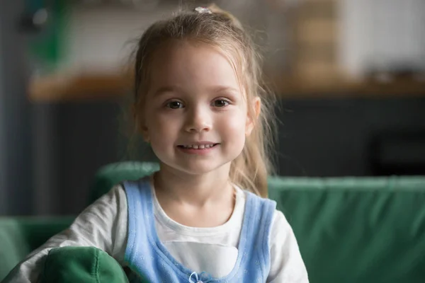 Gadis anak bahagia dengan wajah tersenyum menatap kamera — Stok Foto