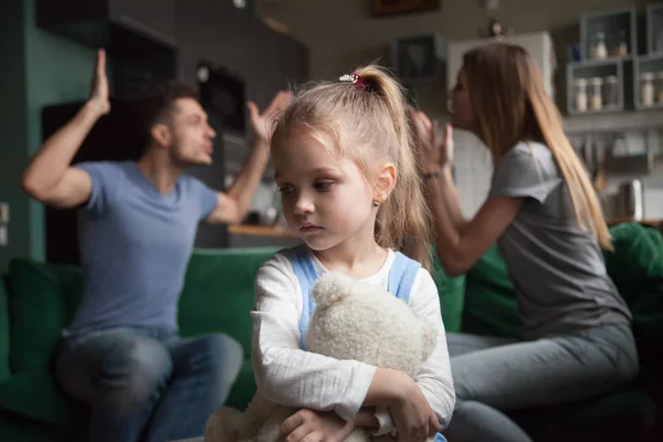 Kid dotter känner sig upprörd medan föräldrar kämpar på bakgrunden — Stockfoto
