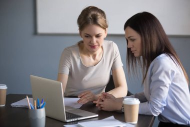 Kadın ortakları toplantıda proje dizüstü bilgisayar üzerinde müzakere