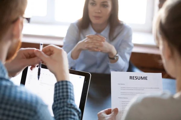 HR team tänkande överväger kvinna kandidatur under intervju — Stockfoto