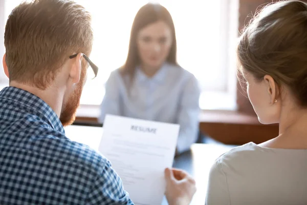 Recruiters lezen van vrouwelijke kandidaat hervatten tijdens interview — Stockfoto