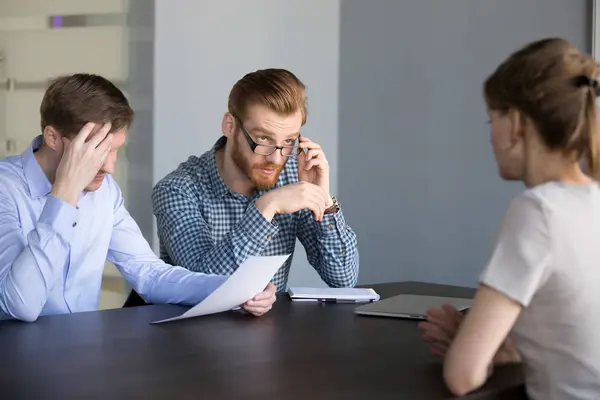 Reclutadores masculinos inseguros teniendo en cuenta la candidatura femenina — Foto de Stock