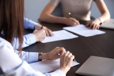 İş ortakları şirket brifing sırasında sözleşme imzalama kapatın veya toplantı, belgeler veya anlaşmaları müzakereleri, imza koyarak Konferansı'nda, paylaşılan masada oturan insanlar takım