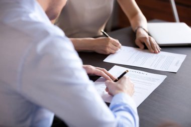 Ofis Toplantı sırasında sözleşme imzalama iş ortakları