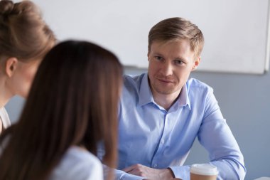 Office molası sırasında konuşma çeşitli bin yıllık arkadaşları var