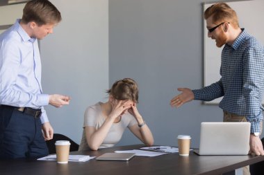 Kızgın işadamları kadın meslektaşım failu için suçlamaya, bağırarak