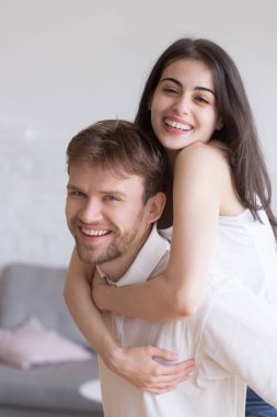 Mutlu genç kız arkadaşım sırtıma gülümseyen erkek eğleniyor