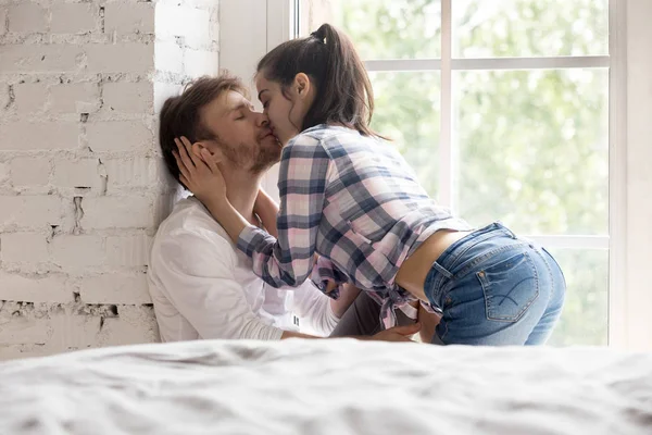 คู่รักโรแมนติกจูบเพลิดเพลินกับการเล่นตลกที่บ้าน — ภาพถ่ายสต็อก