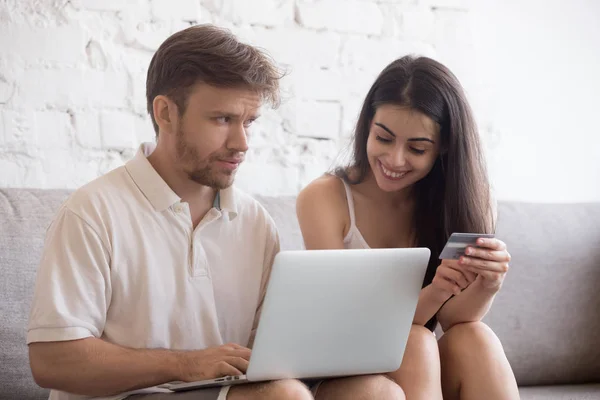 Молодые супруги делают покупки в Интернете на дому — стоковое фото