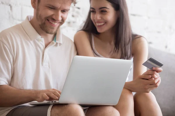 Aufgeregte Ehepartner beim Online-Shopping am Laptop zu Hause — Stockfoto